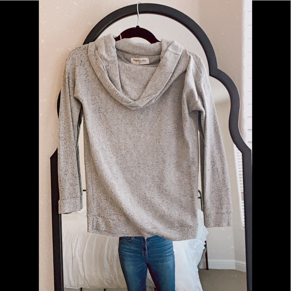 🆕 Light grey long sleeve top